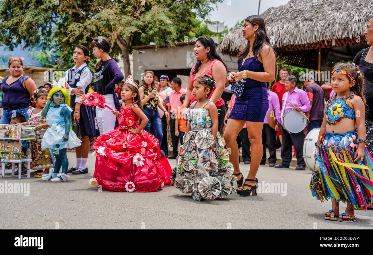 San Pedro, l'Équateur - 15 septembre 2018 - Les enfants de participer à un concours de costumes, avec leurs mères debout derrière eux Banque D'Images
