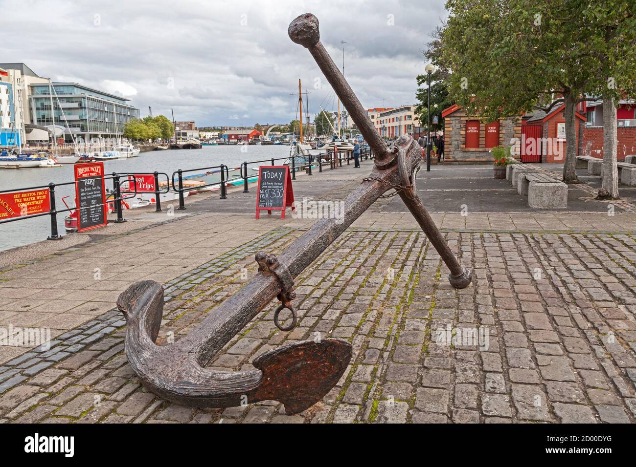 Une ancienne ancre conservée sur le port de Bristol, au Royaume-Uni Banque D'Images