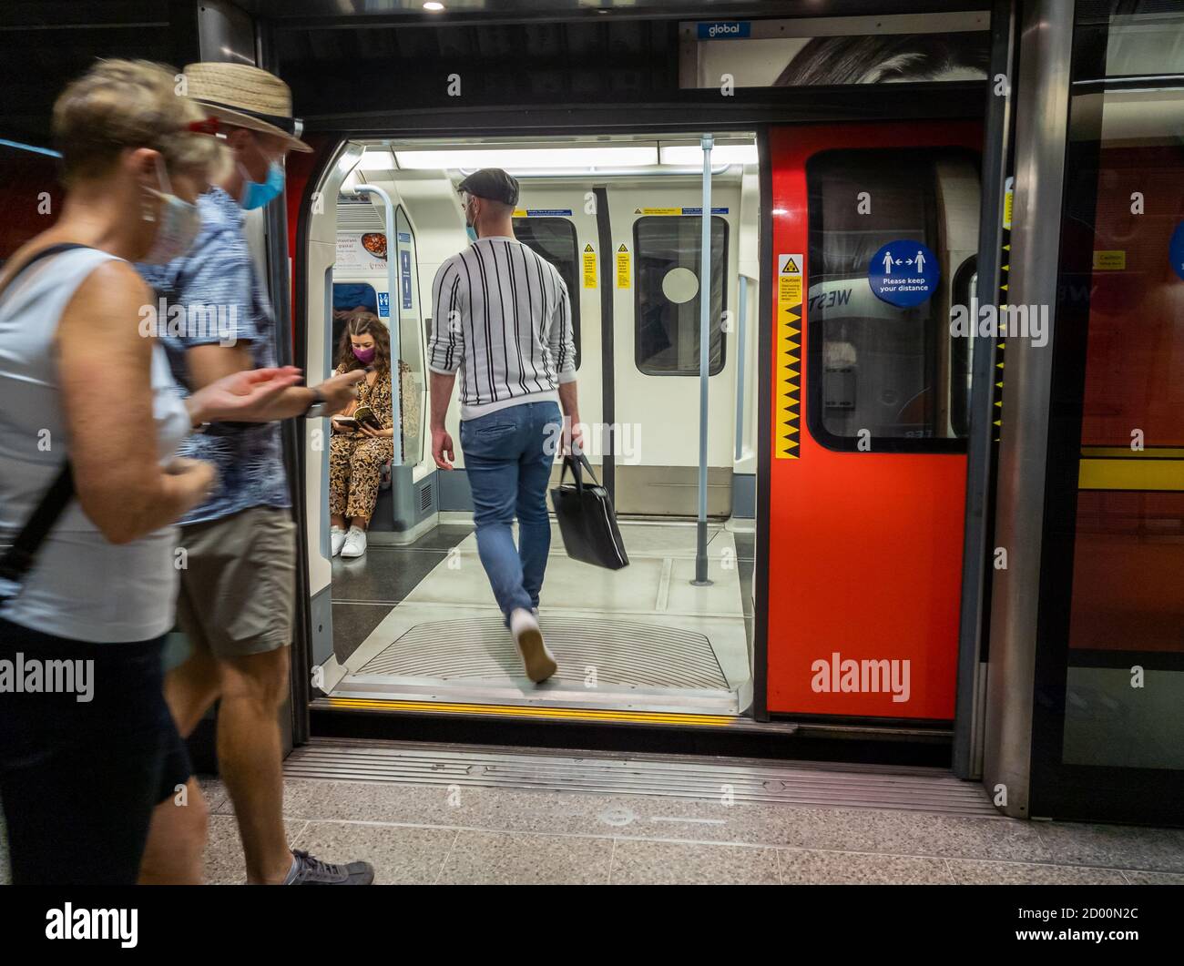 Passagers à bord d'un train souterrain de Londres. Banque D'Images