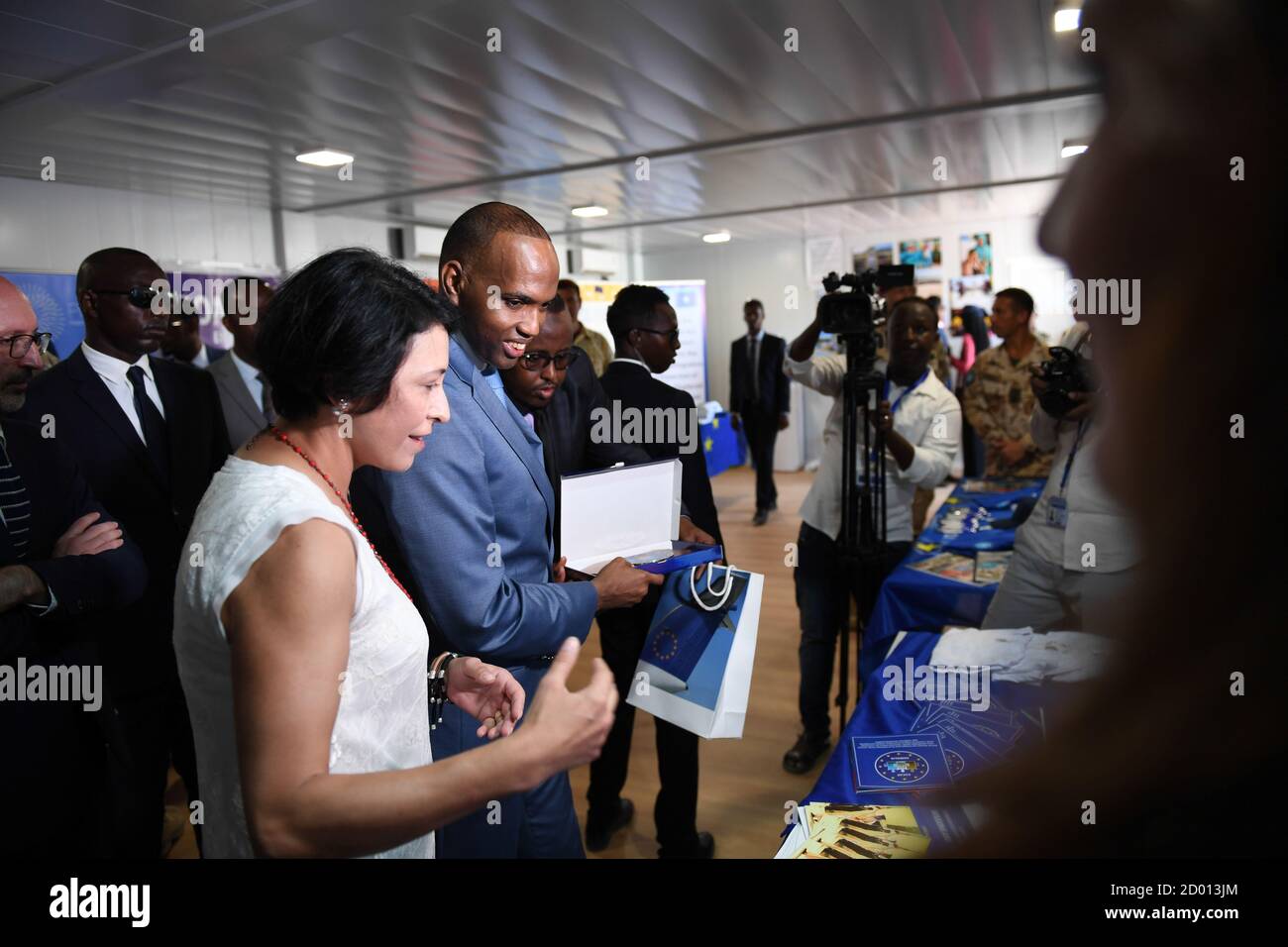 Le 9 mai 2018, le premier ministre somalien Hassan Ali Khaire a visité un stand d’exposition lors des célébrations de la Journée de l’Union européenne à Mogadiscio. Cet événement commémorait les relations entre l'UE et la Somalie et était axé sur la coopération en matière de développement et de sécurité. Banque D'Images