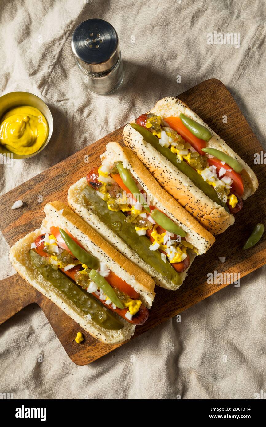 Hot dogs de style Chicago faits maison avec oignon de relish de moutarde et Cornichon Banque D'Images