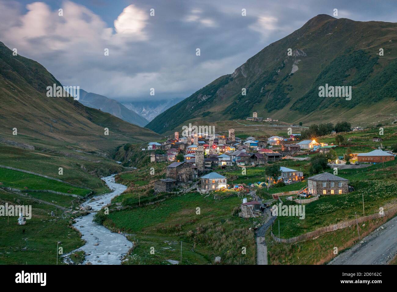 Vue au crépuscule sur Zhibiani et Chvibiani, deux des quatre hameaux de la communauté Ushguli dans le district de Svaneti, dans les montagnes du Caucase, dans le nord de la Géorgie. Banque D'Images