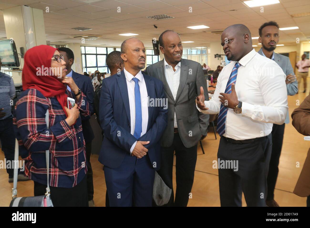 Le 11 mars 2020, Paul Ilado, responsable du contenu de Radio Africa Group, s'est entretenu avec des responsables du ministère somalien de l'information, de la culture et du Tourisme dans la salle de rédaction du journal The Star à Nairobi, au Kenya. Banque D'Images Le 11 mars 2020, Paul Ilado, responsable du contenu de Radio Africa Group, s'est entretenu avec des responsables du ministère somalien de l'information, de la culture et du Tourisme dans la salle de rédaction du journal The Star à Nairobi, au Kenya. Banque D'Images