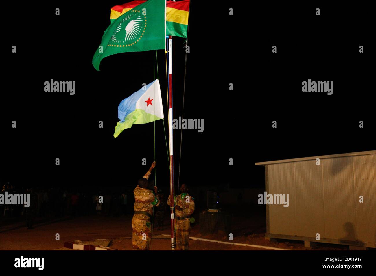 Le 27 juin 2018, des soldats djiboutiens servant dans le cadre de la Mission de l’Union africaine en Somalie (AMISOM) ont hissé le drapeau djiboutien lors d’une cérémonie marquant le 41e anniversaire du jour de l’indépendance de Djibouti à Belet Weyne, en Somalie. Banque D'Images