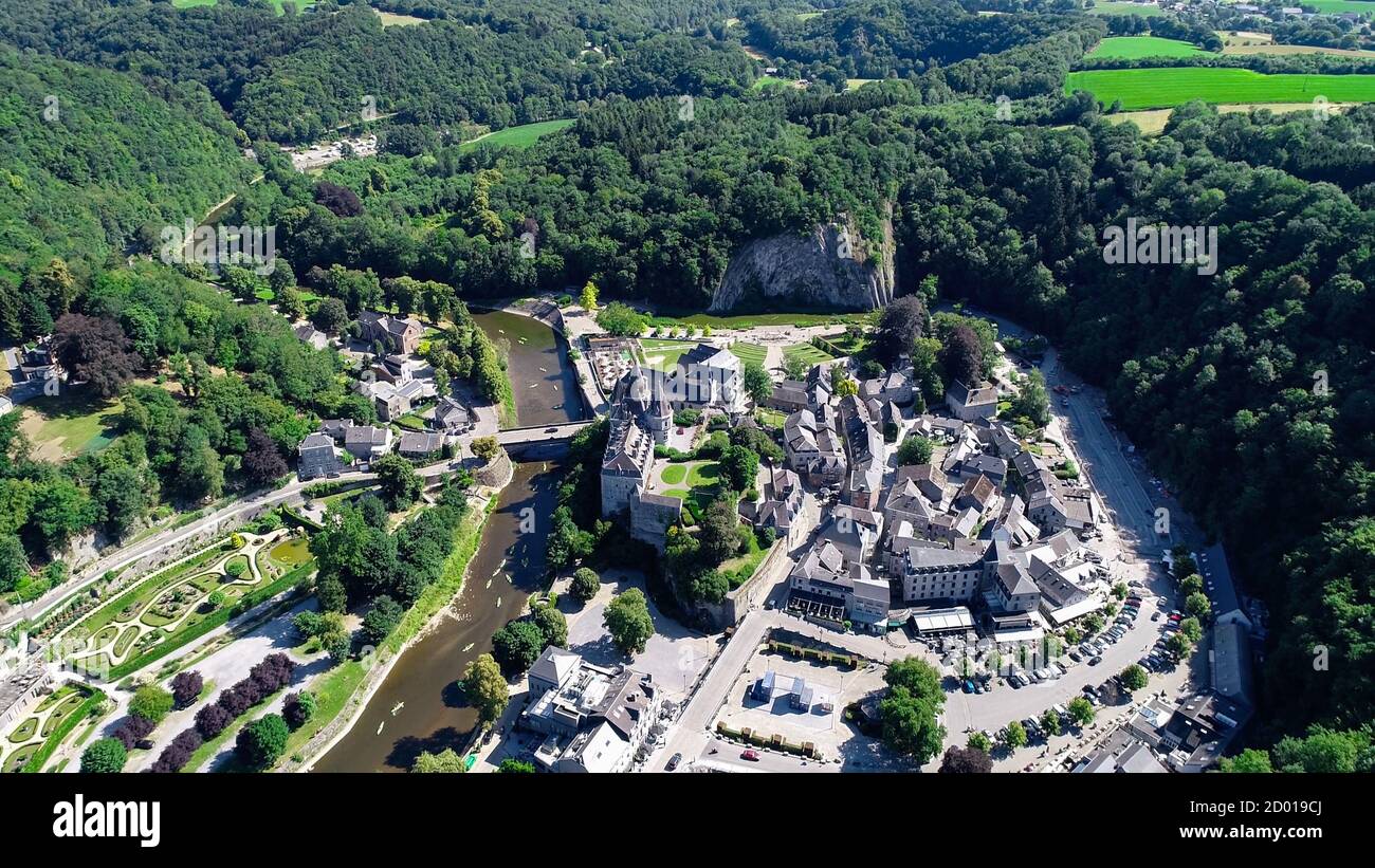 Durbuy, Belgique en 4K. Vue aérienne de la vieille ville et du château à Durbuy, Belgique, Europe. Panorama de la ville, patrimoine mondial de l'UNESCO. Lieux célèbres de Belgiu Banque D'Images