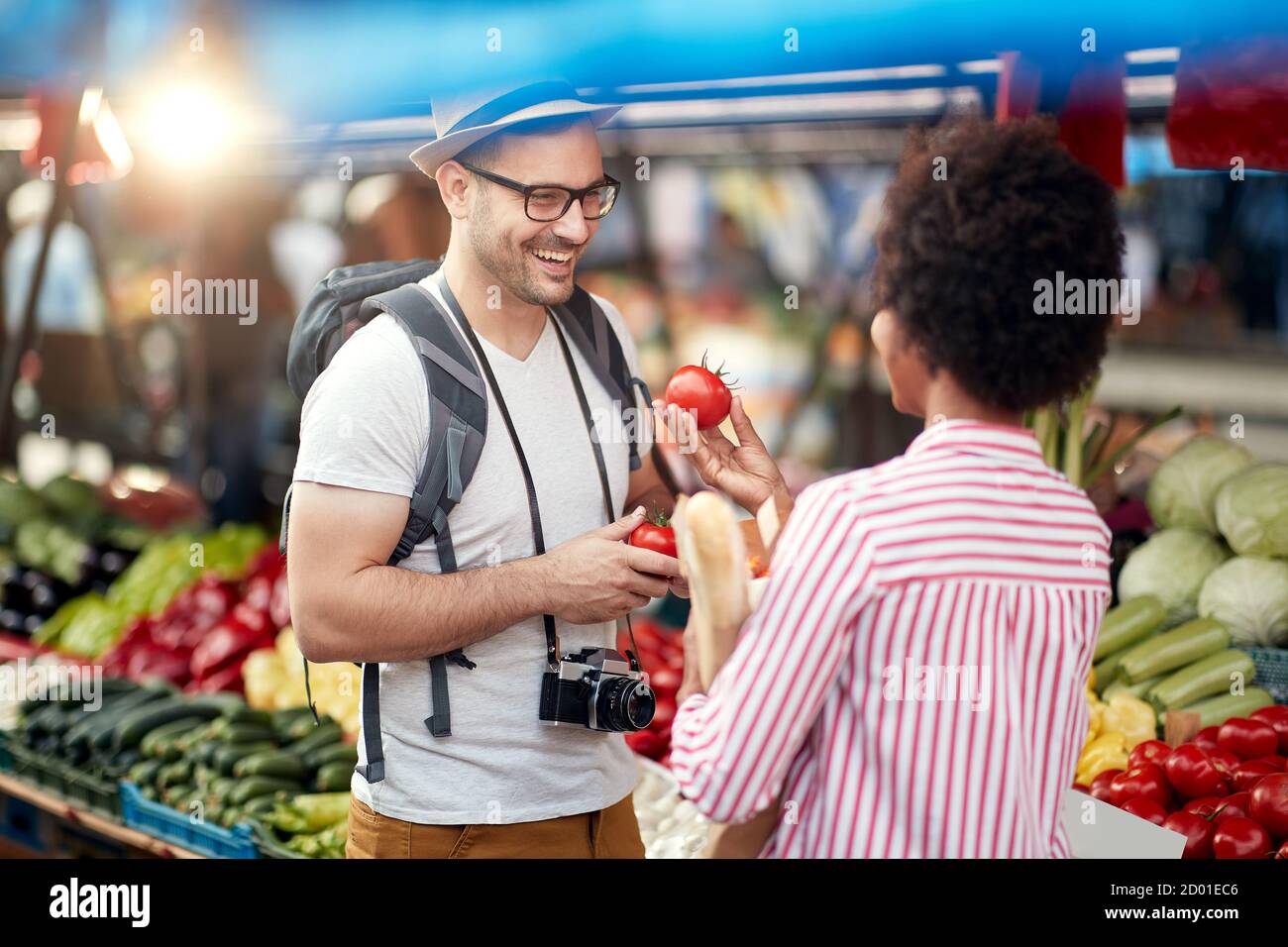 Ventes de fruits et légumes frais et biologiques sur le marché vert ou sur le marché agricole. Jeunes couples choisir et acheter des produits pour une alimentation saine à gro Banque D'Images
