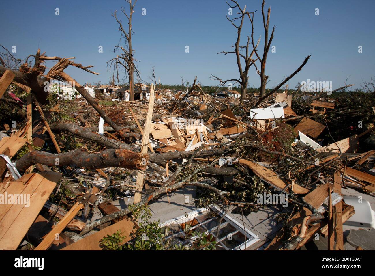 Une vue des séquelles des tornades meurtrières dans le quartier gravement endommagé de Tuscaloosa, en Alabama, le 30 avril 2011. Samedi, le gouvernement a intensifié ses efforts pour aider des milliers de sans-abri victimes de la deuxième épidémie de tornade la plus meurtrière du pays, qui a tué au moins 350 personnes. REUTERS/Lee Celano (ETATS-UNIS - Tags: ENVIRONNEMENT DE CATASTROPHE) Banque D'Images