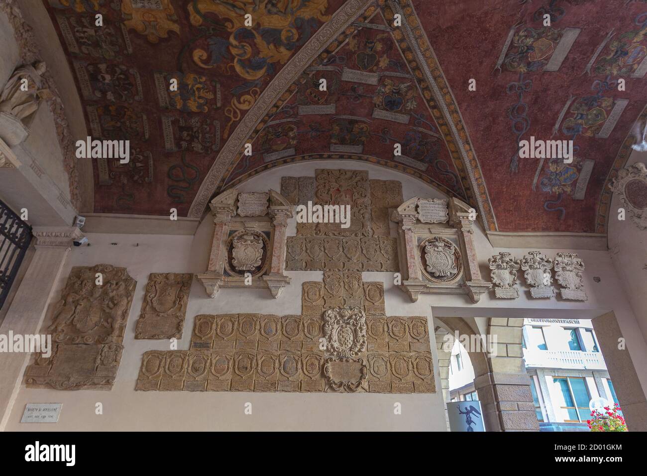 Fresques et décorations sur le toit à l'entrée du Palais Bo, Padoue, Italie Banque D'Images