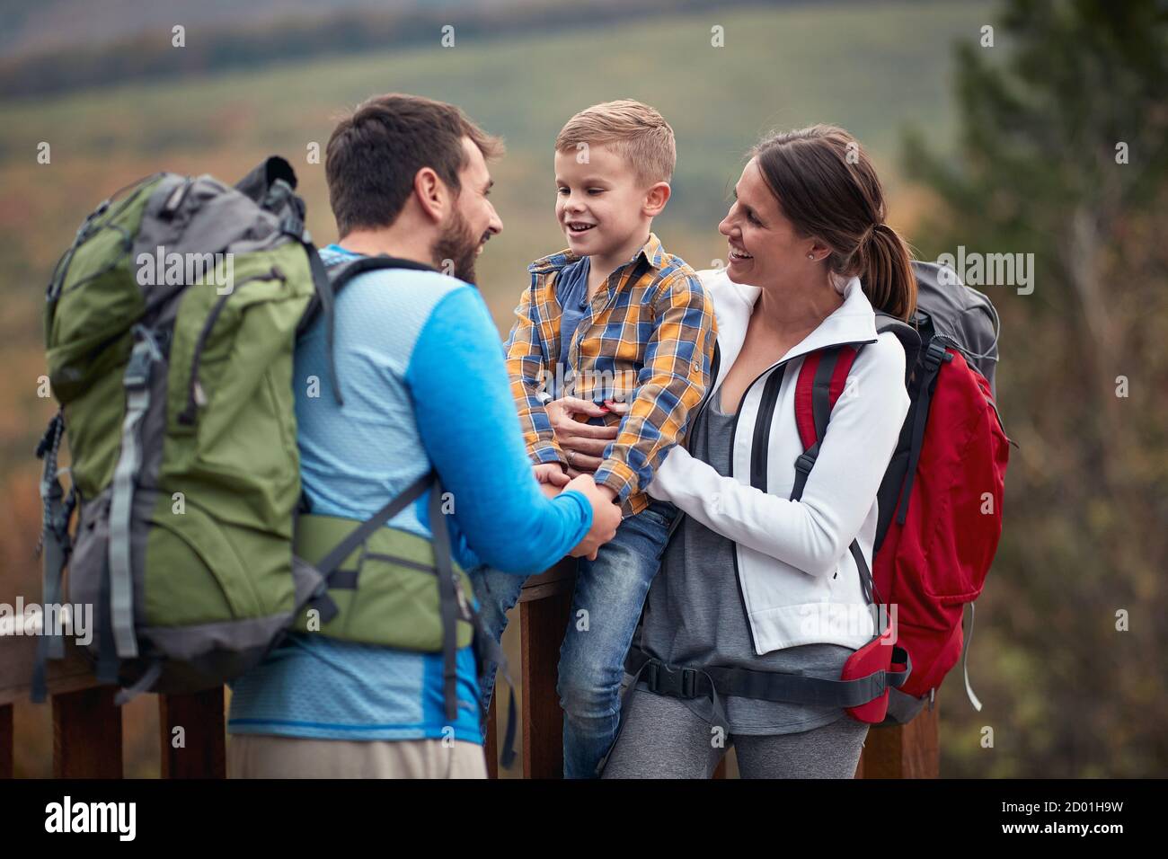 Couple heureux avec un fils dans une aventure de randonnée ; concept de style de vie actif Banque D'Images