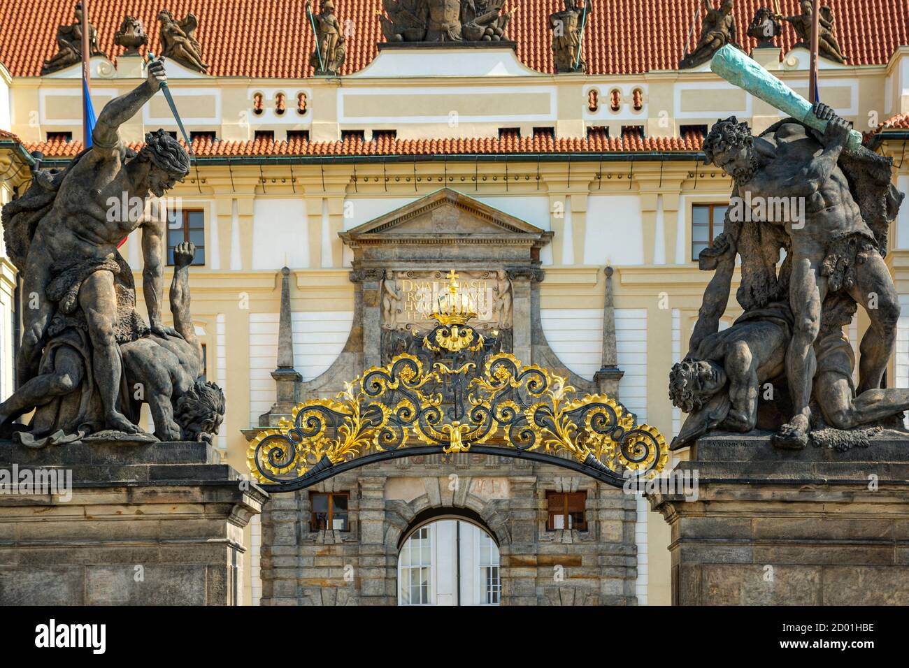 Statues de lutte des géants, porte de la place du château, Château de Prague, quartier du château, Prague, République tchèque Banque D'Images