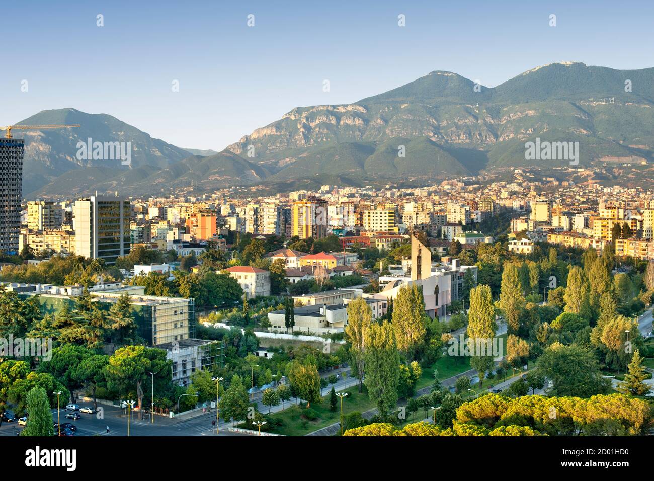 Sur la ville de Tirana, la capitale de l'Albanie. Banque D'Images