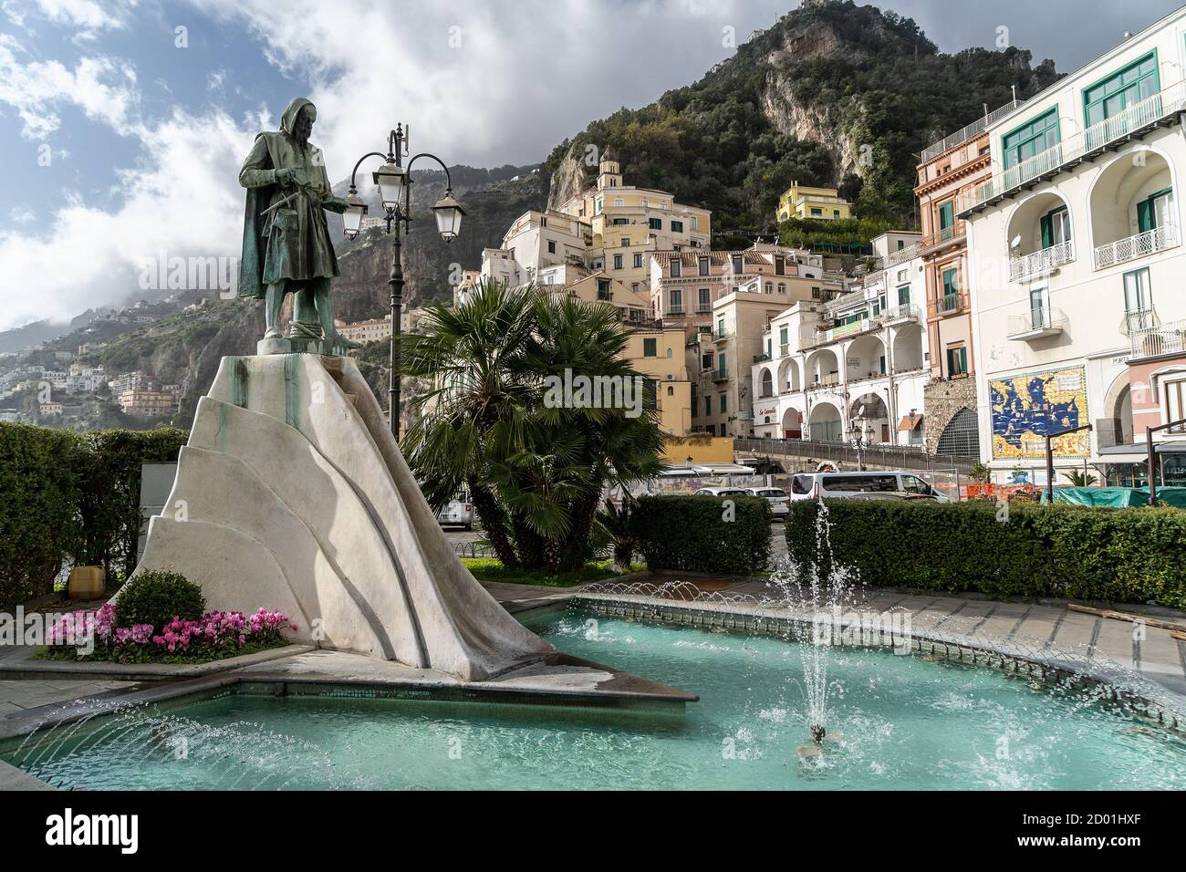 Amalfi, Campanie, Italie, février 2020 : vue sur la magnifique fontaine d'Amalfi avec la statue de Flavio Gioia. Banque D'Images