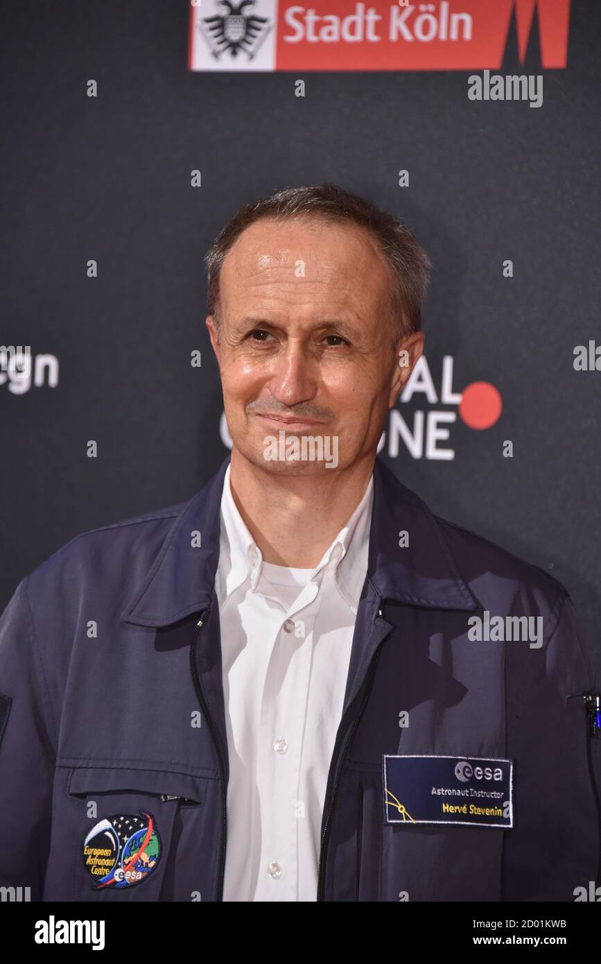 Cologne, Allemagne. 1er octobre 2020. L'astronaute Hervé Stevenin, responsable du centre d'entraînement spatial et de flottabilité neutre (FNB) de l'ESA, vient à l'ouverture du Festival du film de Cologne crédit : Horst Galuschka/dpa/Horst Galuschka dpa/Alamy Live News Banque D'Images