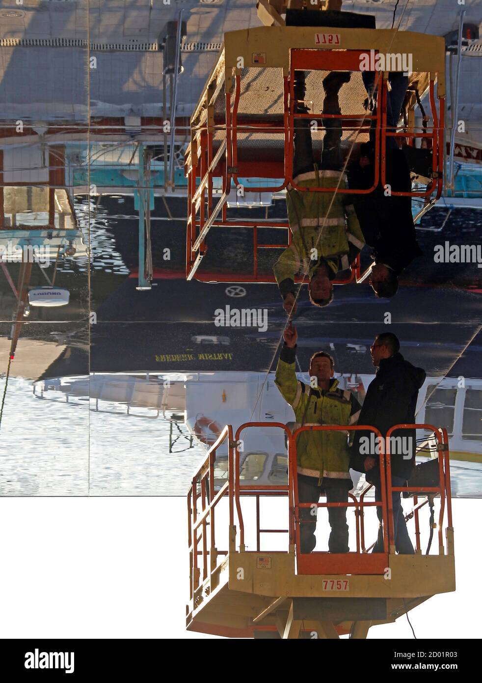 l installation des panneaux miroir sur le vieux port marseille provence france photo stock alamy