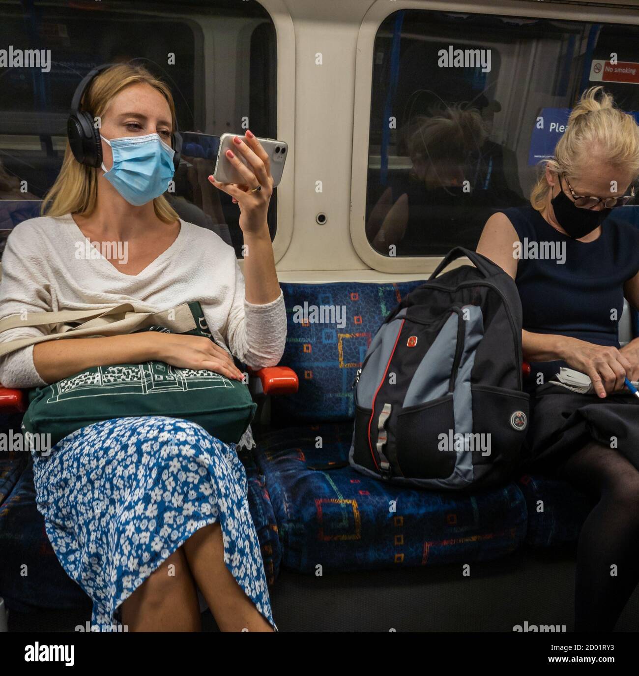 Passagers sur les transports en commun de Londres distance. Banque D'Images