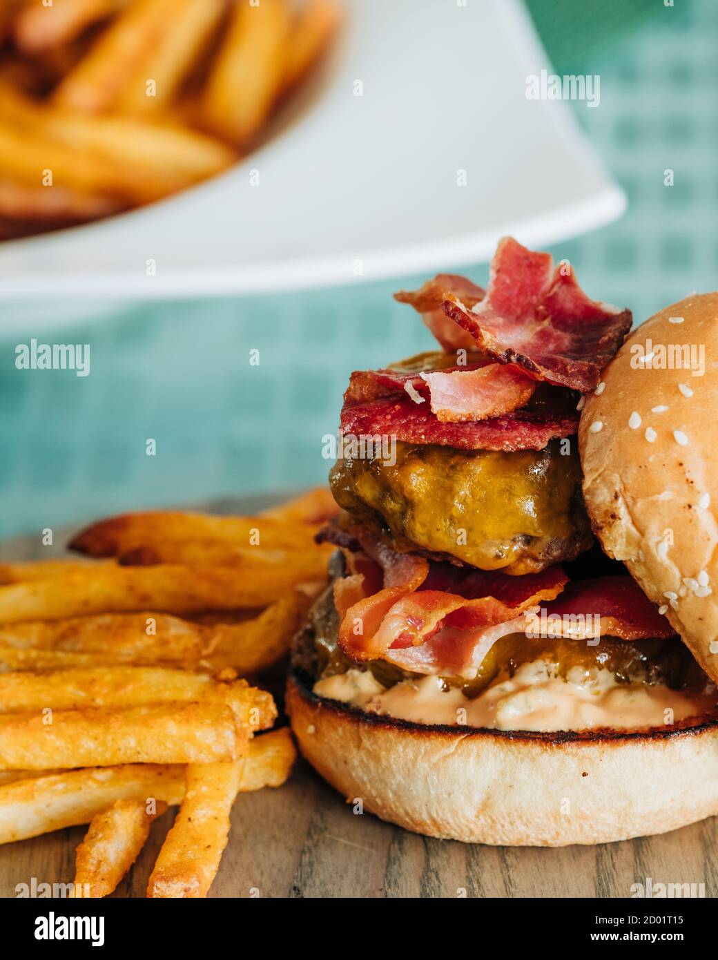 délicieux cheeseburger au bacon avec frites Banque D'Images