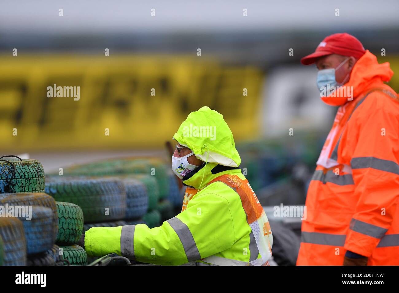 Marshals avec masque temps de pluie pendant la ronde 7 Pirelli French Round 2020, World Superbike - SBK, francia, magny cours, Italie, 25 sept 2020 Banque D'Images