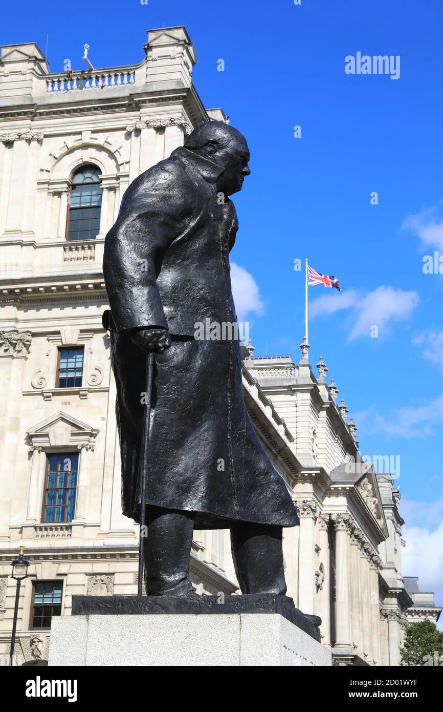 La statue de Winston Chuchill sur la place du Parlement, une sculpture en bronze de l'ancien Premier ministre britannique, créée par Ivor Roberts-Jones, à Londres Banque D'Images