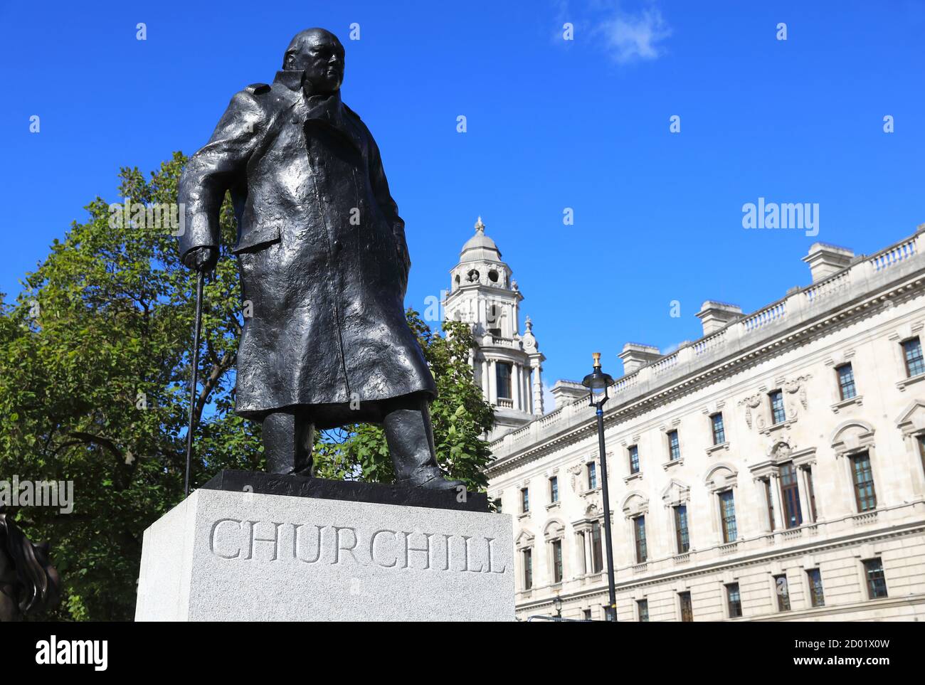 La statue de Winston Chuchill sur la place du Parlement, une sculpture en bronze de l'ancien Premier ministre britannique, créée par Ivor Roberts-Jones, à Londres Banque D'Images