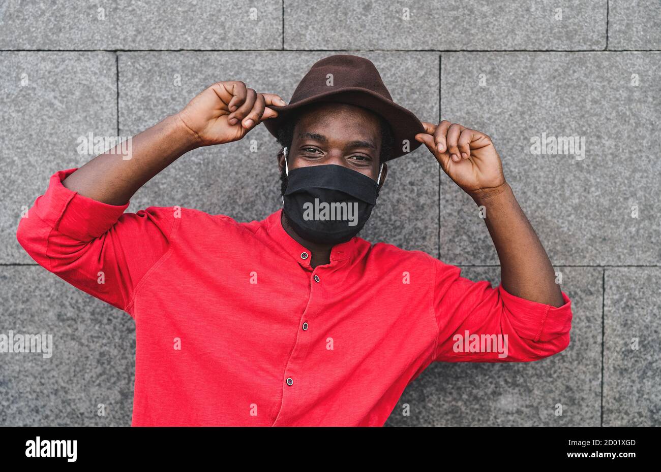 Homme de mode africain portant un masque de protection pour éviter corona propagation du virus Banque D'Images