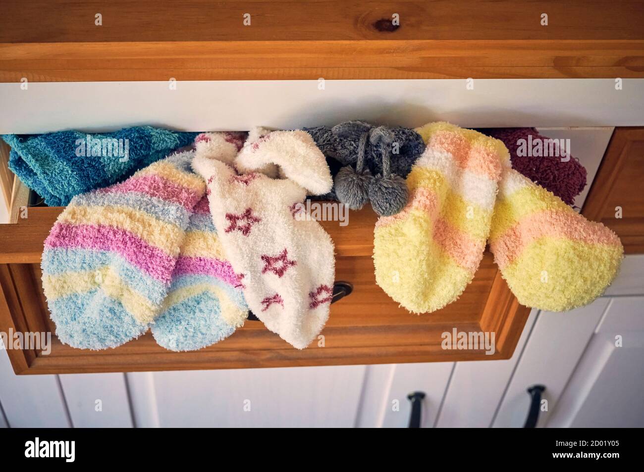 Un tiroir rempli de chaussettes en peluche colorées et confortables pour la saison froide. Banque D'Images