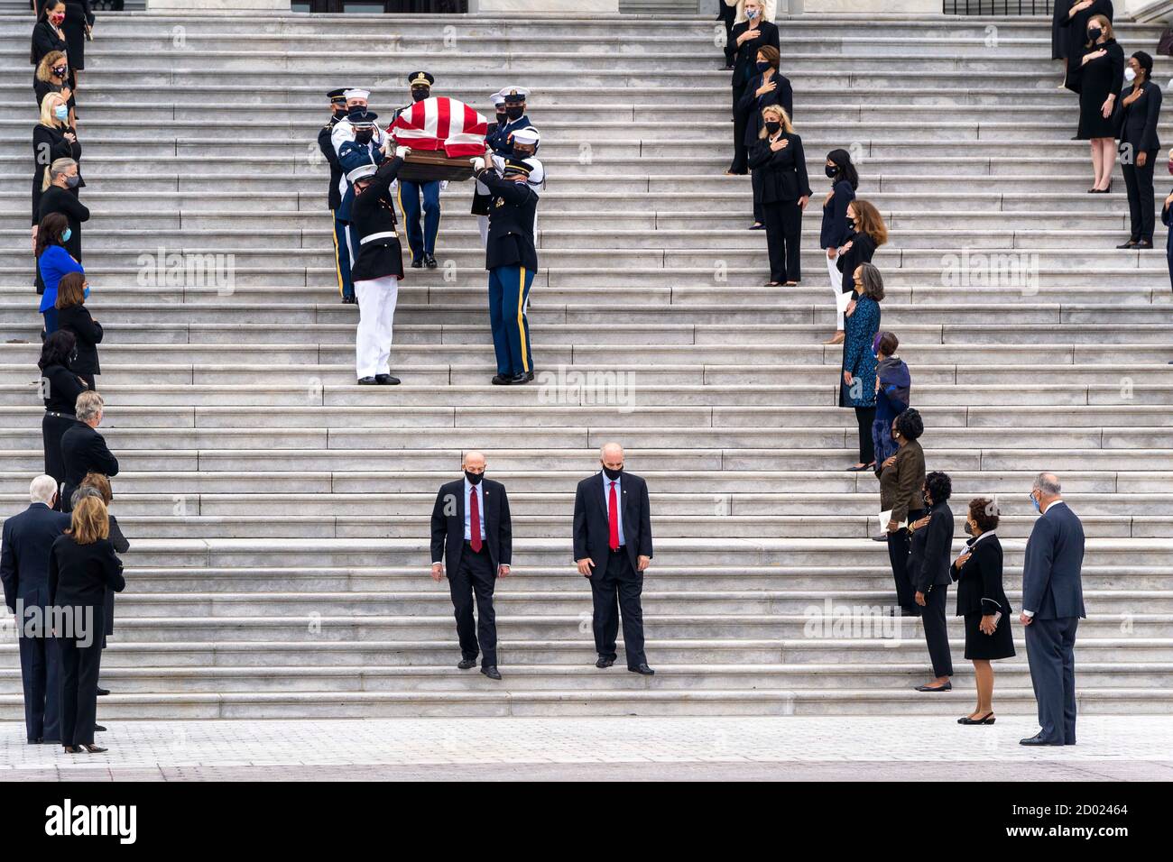 Les femmes membres du Congrès font la déclaration du Capitole comme le cercueil de la Cour suprême Ruth Bader Ginsburg est porté par une garde d'honneur militaire des services conjoints au Capitole des États-Unis le 25 septembre 2020, à Washington, DC. Ginsburg a été la première femme à être présente au Capitole des États-Unis. Banque D'Images