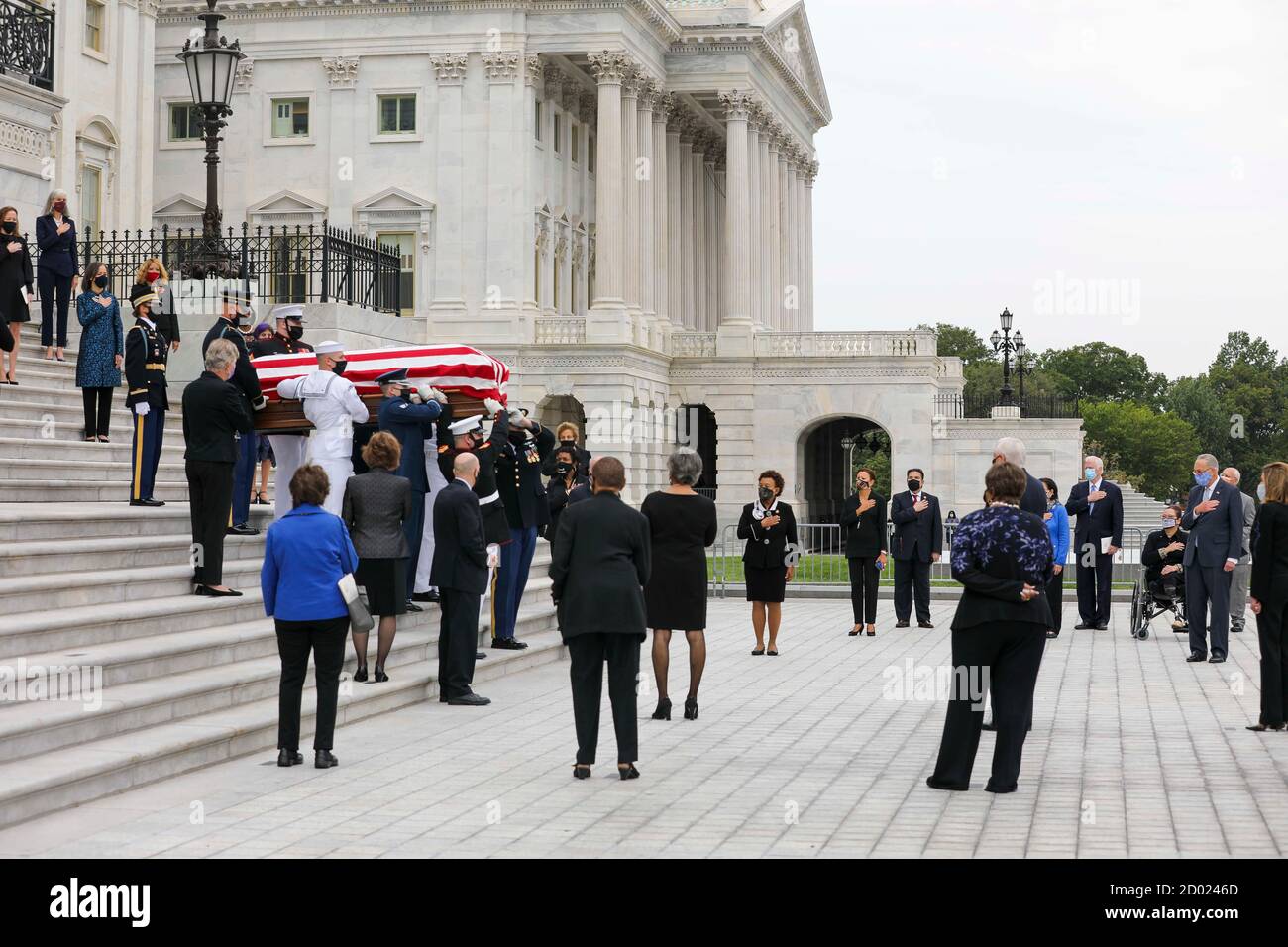 Les femmes membres du Congrès font la déclaration du Capitole comme le cercueil de la Cour suprême Ruth Bader Ginsburg est porté par une garde d'honneur militaire des services conjoints au Capitole des États-Unis le 25 septembre 2020, à Washington, DC. Ginsburg a été la première femme à être présente au Capitole des États-Unis. Banque D'Images