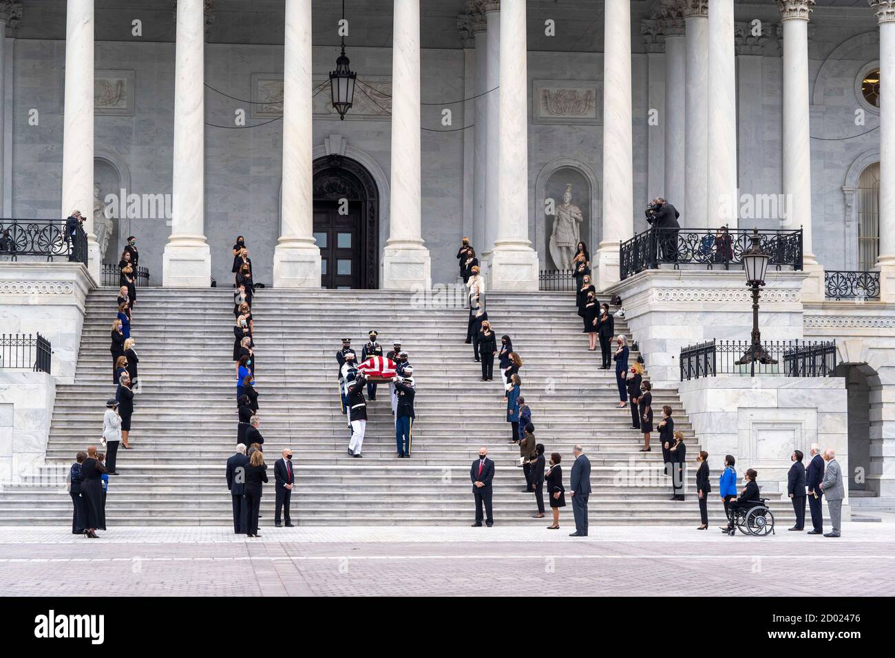 Les femmes membres du Congrès font la déclaration du Capitole comme le cercueil de la Cour suprême Ruth Bader Ginsburg est porté par une garde d'honneur militaire des services conjoints au Capitole des États-Unis le 25 septembre 2020, à Washington, DC. Ginsburg a été la première femme à être présente au Capitole des États-Unis. Banque D'Images