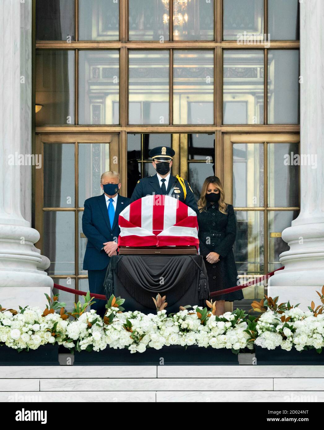 Le président américain Donald Trump et la première dame Melania Trump respectent le dossier de la juge de la Cour suprême Ruth Bader Ginsburg au Capitole des États-Unis le 24 septembre 2020, à Washington, DC. Ginsburg a été la première femme à être présente au Capitole des États-Unis. Banque D'Images