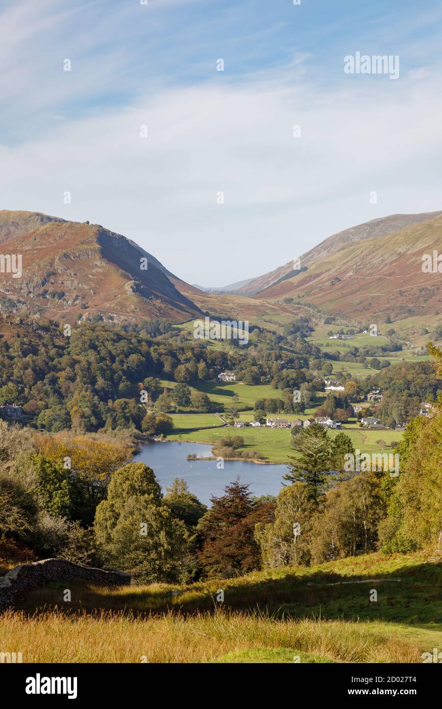 Grasmere, Cumbria - 27/09/20: Lac et village de Grasmere. HELM Crag se lève à gauche, Seat Sandal à droite et le col de Dunmail se lève entre. Banque D'Images