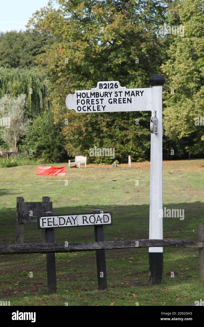 Abinger Hammer route panneau pour Holmbury St. Mary, Forest Green et Ockley situé à l'angle de Felday Road et Guildford Road Surrey Hills Banque D'Images