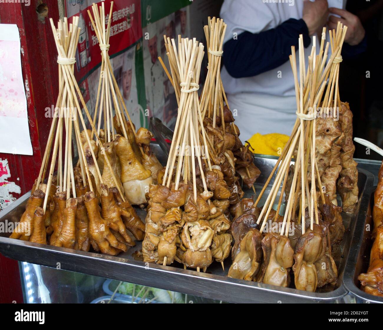 AJAXNETPHOTO. AVRIL 2018. SHANGHAI, CHINE. - NOURRITURE À EMPORTER - PIEDS DE POULET, TÊTES DE SERPENT ET BULLFROG SUR DES BÂTONS. PHOTO:RICK GODLEY/AJAX REF:RG183004 66 Banque D'Images
