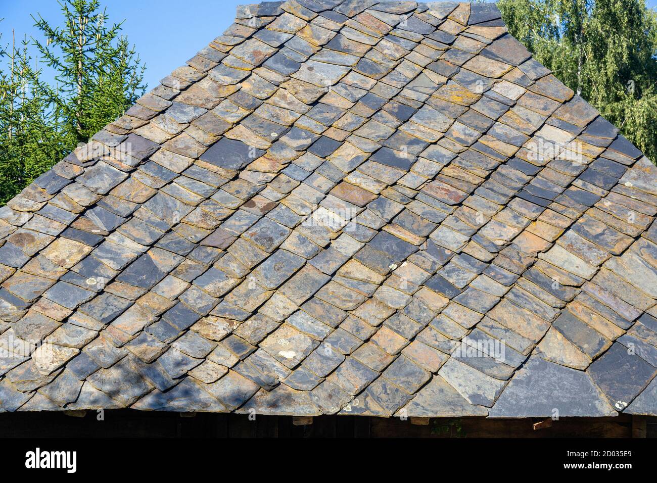 Ancien toit traditionnel en ardoise au village ethno de Sirogojno, Serbie. Toit en pierres coupées. Banque D'Images