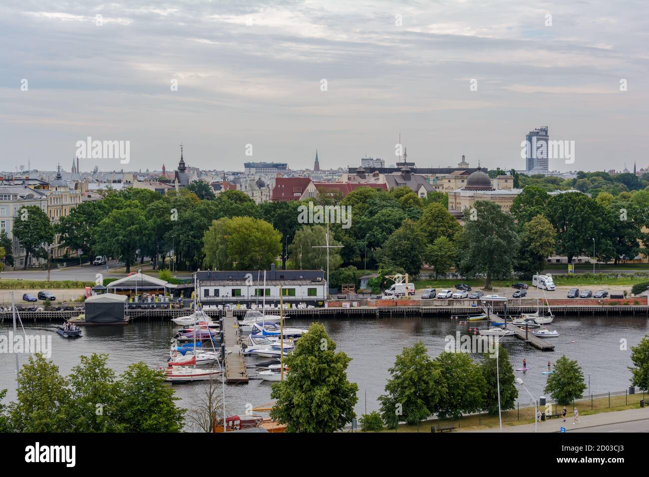 Vue sur la ville de Riga et la rivière Daugava avec yachts de la terrasse du ferry Banque D'Images