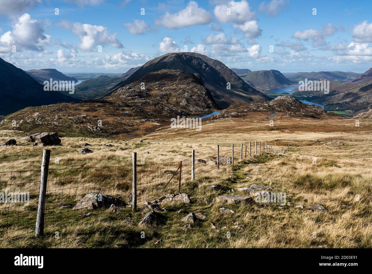 Vue sur les vallées de Buttermere et Ennerdale lors d'une journée d'été calme et ensoleillée. FOM les pentes de Brandreth Fell, English Lake District, Cumbria, Royaume-Uni Banque D'Images