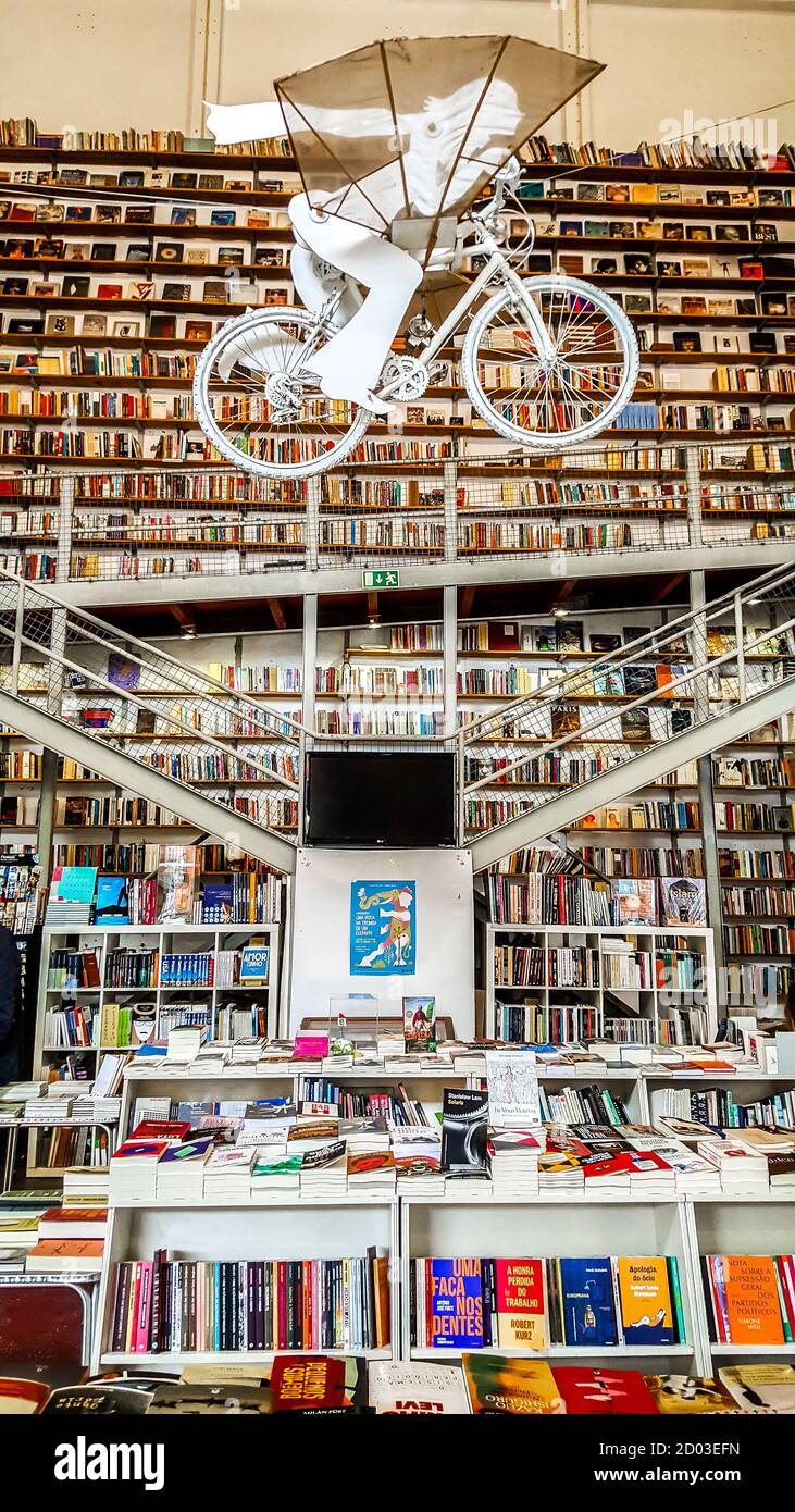 Librairie 'Livraria Ler Devagar'. Lisbonne, Portugal Banque D'Images