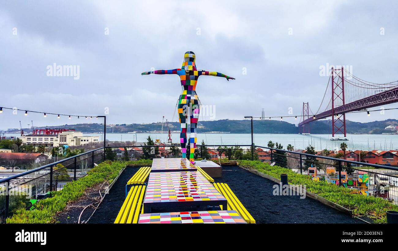LX Factory - espace d'art à Lisbonne. Une sculpture colorée d'une femme prête à voler. Lisbonne, Portugal Banque D'Images