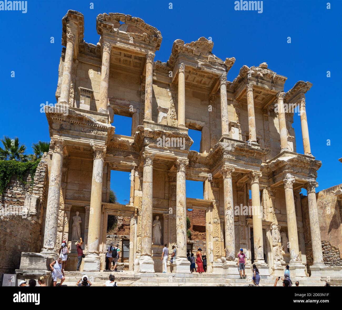 Ruines de la bibliothèque de Celsus dans l'ancienne ville grecque d'Ephèse ou Efes sur la côte d'Ionia dans la province d'Izmir, Turquie en été. Banque D'Images