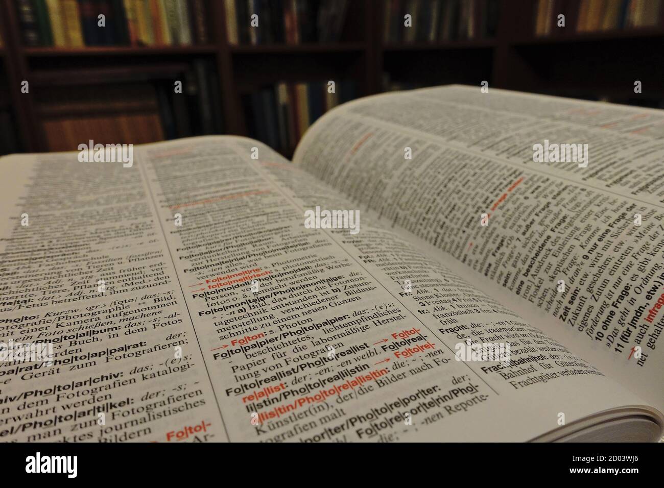 Gros plan d'un dictionnaire ouvert Banque D'Images