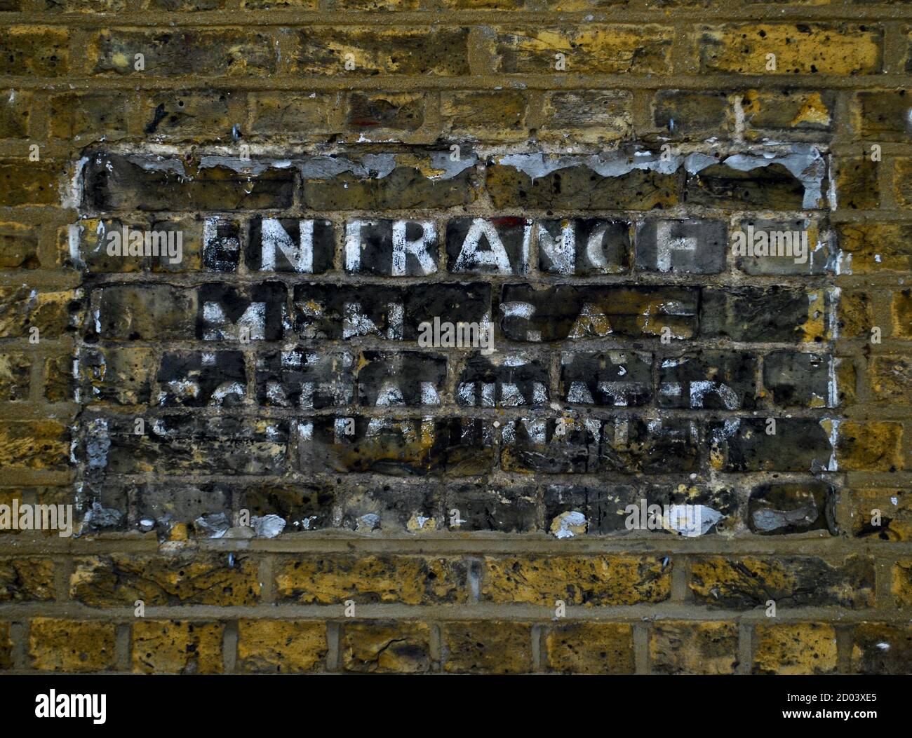 L'ENSEIGNE SURVIVING WORLD WAR 2 QUI SE LIT COMME SUIT : « ENTRANCE MEN GAS CONTAMINÉ » PEINT SUR UN MUR DE LA NOUVELLE CROIX, DANS LE SUD-EST DE LONDRES. Banque D'Images