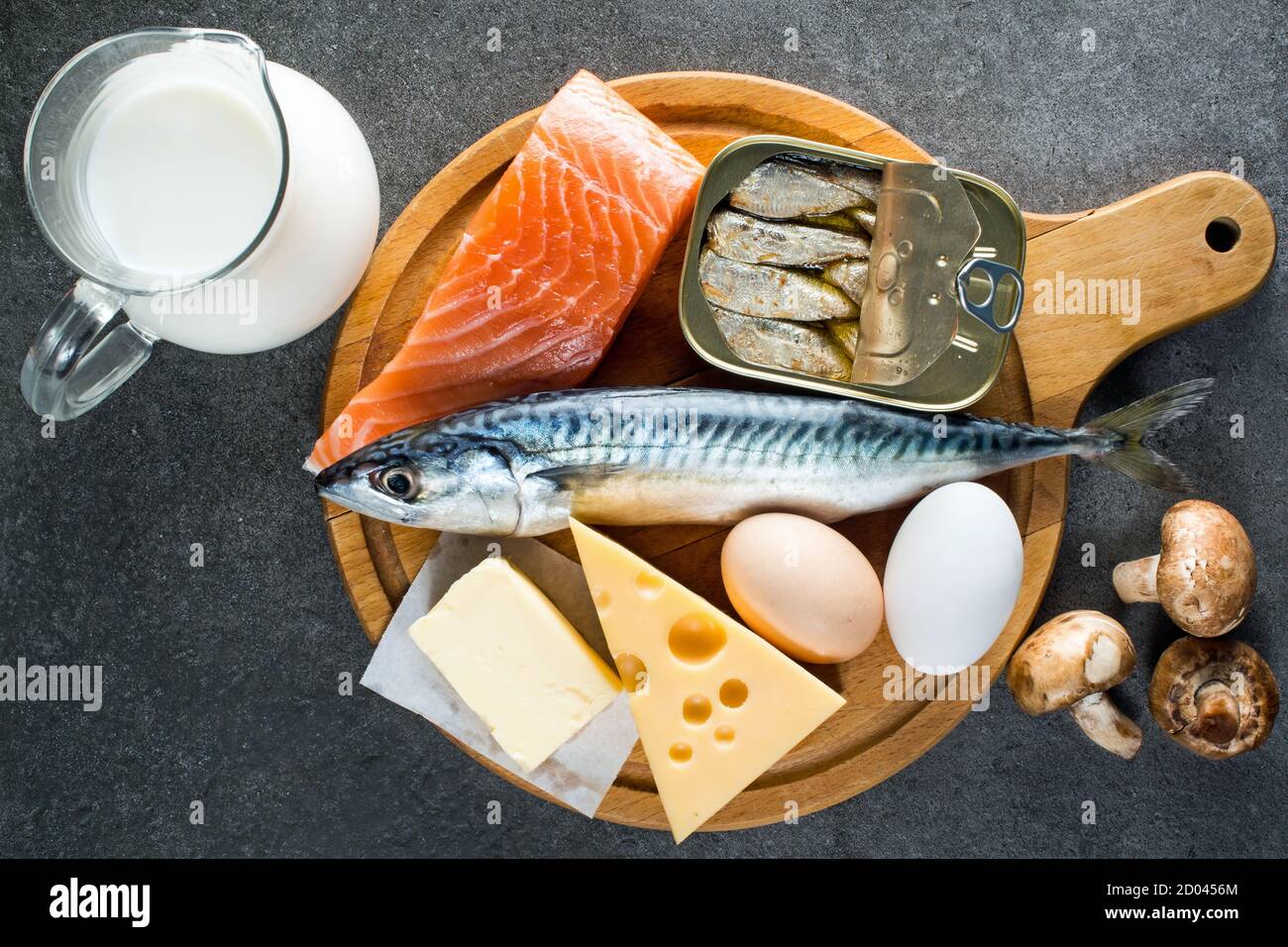 Les aliments riches en vitamine D, poisson, œufs, fromage, lait, beurre, champignons, sardines en boite Banque D'Images