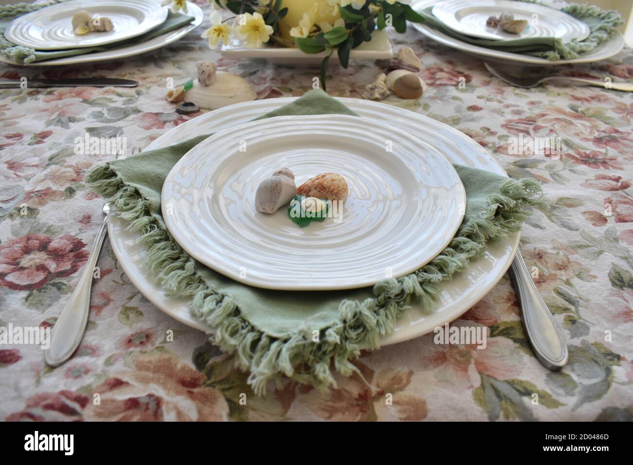 Printemps Pâques Table décor avec fleurs et bougies pour repas en famille et événements de célébration Banque D'Images