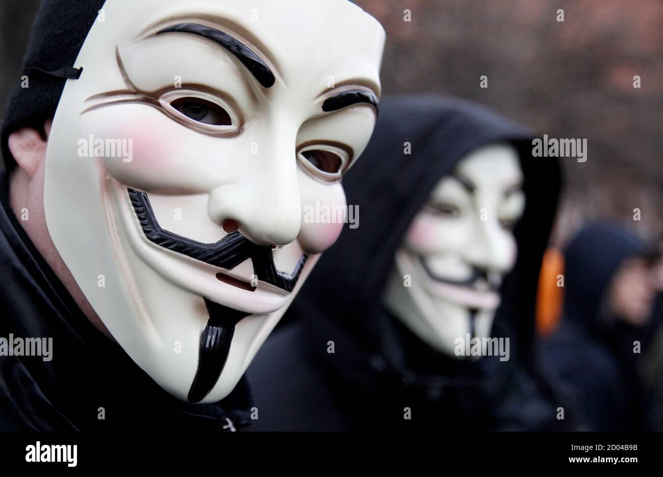 Les manifestants portant des masques Guy Fawkes participent à une manifestation contre l'Accord commercial anti-contrefaçon (ACTA) à Berlin le 25 février 2012. Les manifestants craignent que l'ACTA, qui vise à réduire le vol de marques et d'autres actes de piratage en ligne, ne limite la liberté d'expression, limite leur liberté de télécharger gratuitement des films et de la musique et encourage la surveillance sur Internet. REUTERS/Tobias Schwarz (ALLEMAGNE - Tags: POLITIQUE TROUBLES CIVILS) Banque D'Images