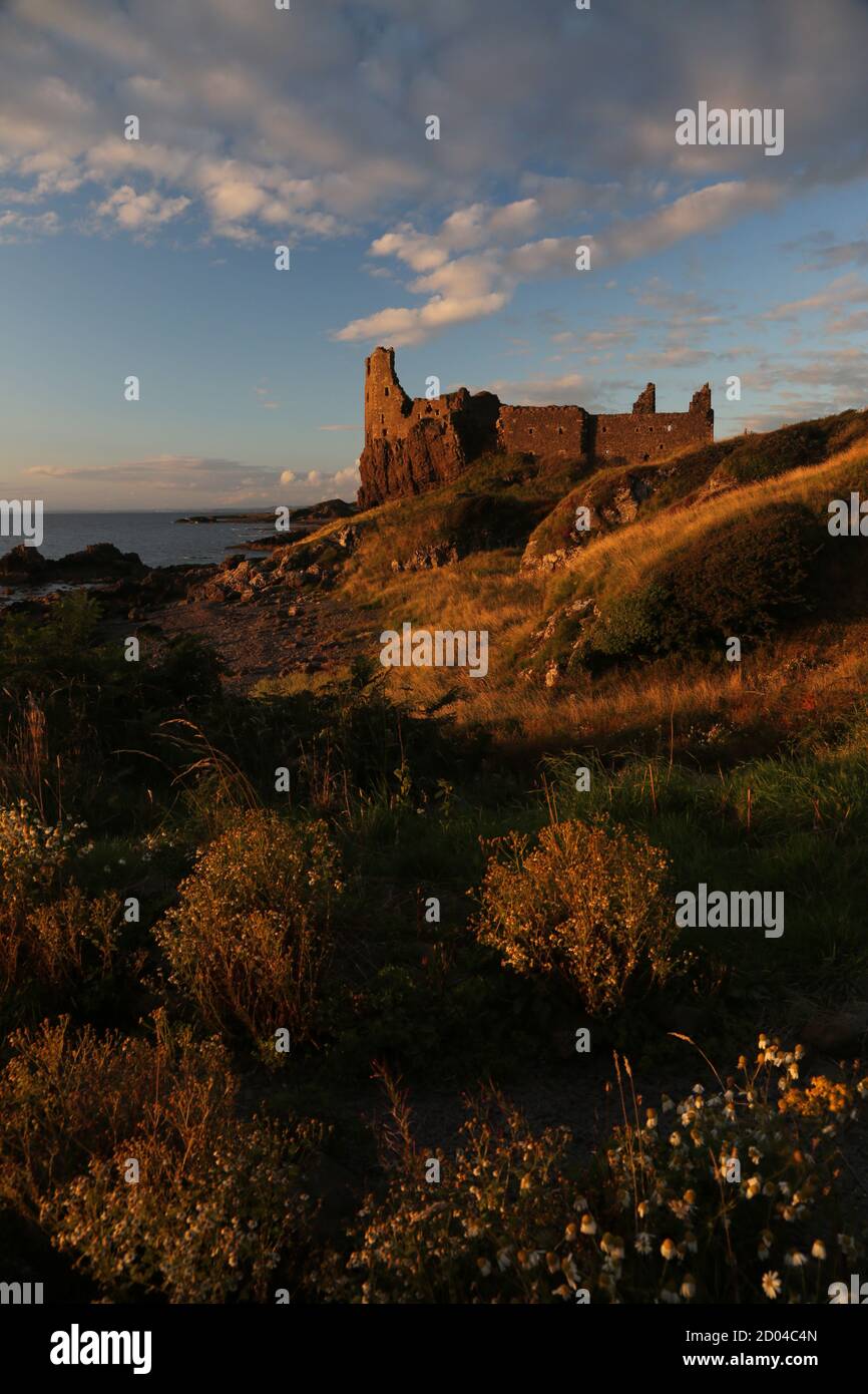 Château de Dunure, Dunure, Ayrshire, Écosse, Royaume-Uni. Situé sur la côte ouest de l'Écosse, dans le sud de l'Ayrshire, à environ 5 miles au sud d'Ayr Banque D'Images