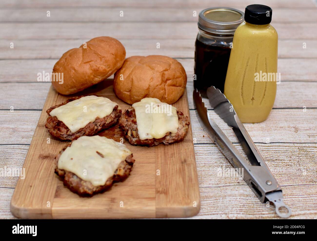 Pique-nique saisonnier d'été nourriture de camping pour la cuisine de famille en plein air avec plats gastronomiques simples de hamburgers et hot-dogs pour les événements et des moments de plaisir Banque D'Images