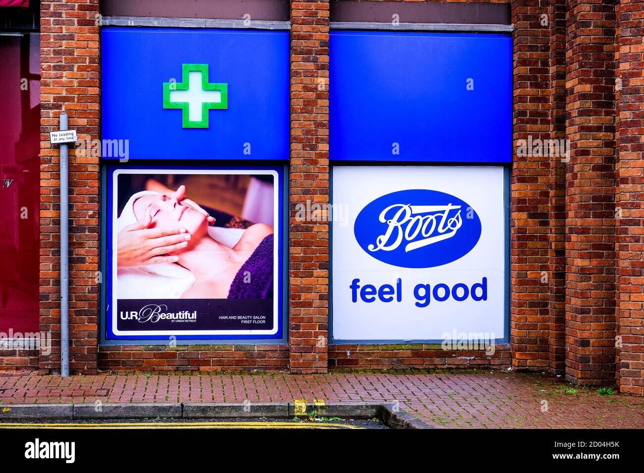 Londres, Royaume-Uni, 02 2020 octobre, logo Boots Chemist ou Pharmacy lors  D'UN Wet Rainy Day Photo Stock - Alamy