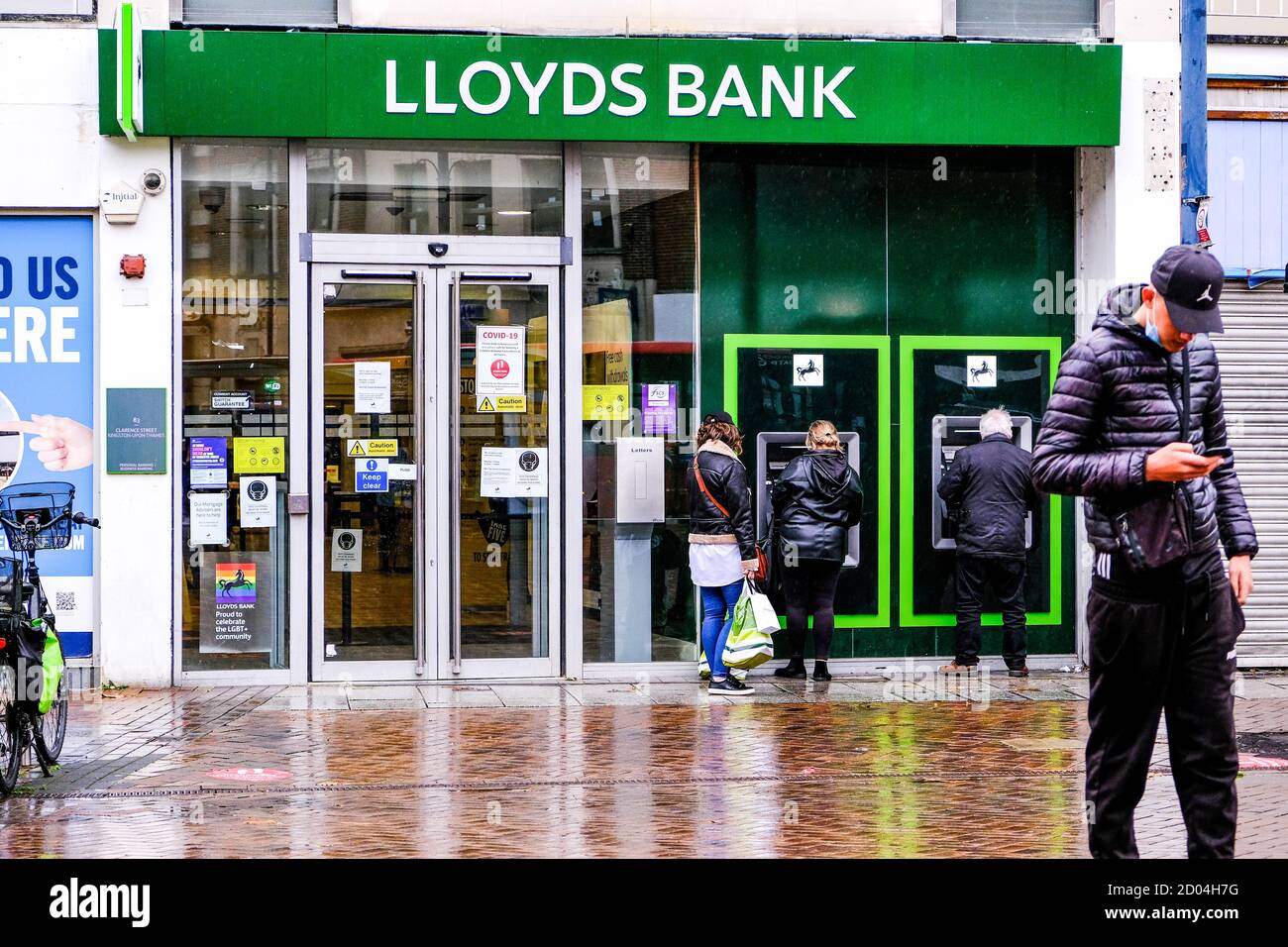 Londres, Royaume-Uni, octobre 02 2020, High Street Branch de Lloyds Bank avec People Walking passé pendant COVID-19 Banque D'Images