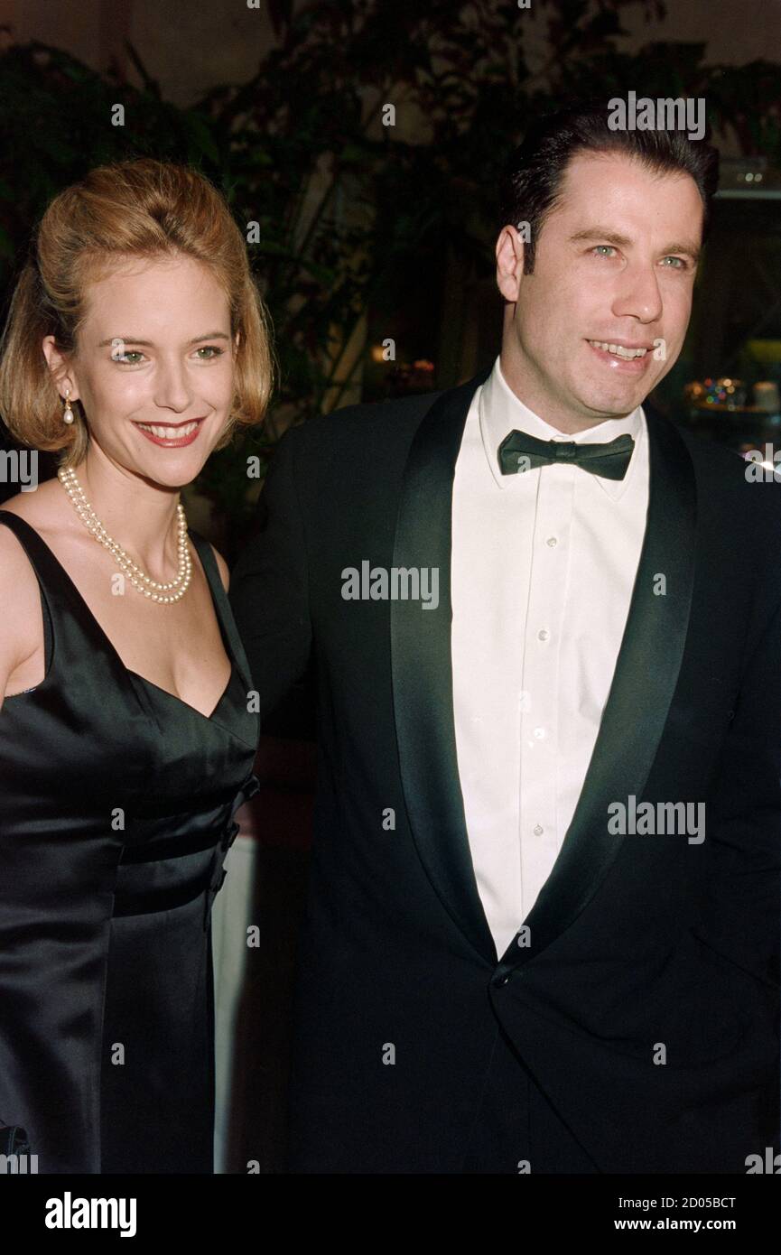 ARCHIVE: LOS ANGELES, CA. 11 mars 1995 : l'acteur John Travolta et l'épouse de l'actrice Kelly Preston aux prix de la Guilde des réalisateurs de l'Amérique 1995 à Beverly Hills. Photo de fichier © Paul Smith/Featureflash Banque D'Images