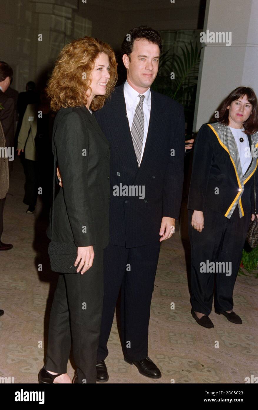 ARCHIVE: LOS ANGELES, CA. 11 mars 1995 : l'acteur Tom Hanks et l'épouse de l'actrice Rita Wilson à l'édition 1995 des Directors Guild of America Awards à Beverly Hills. Photo de fichier © Paul Smith/Featureflash Banque D'Images