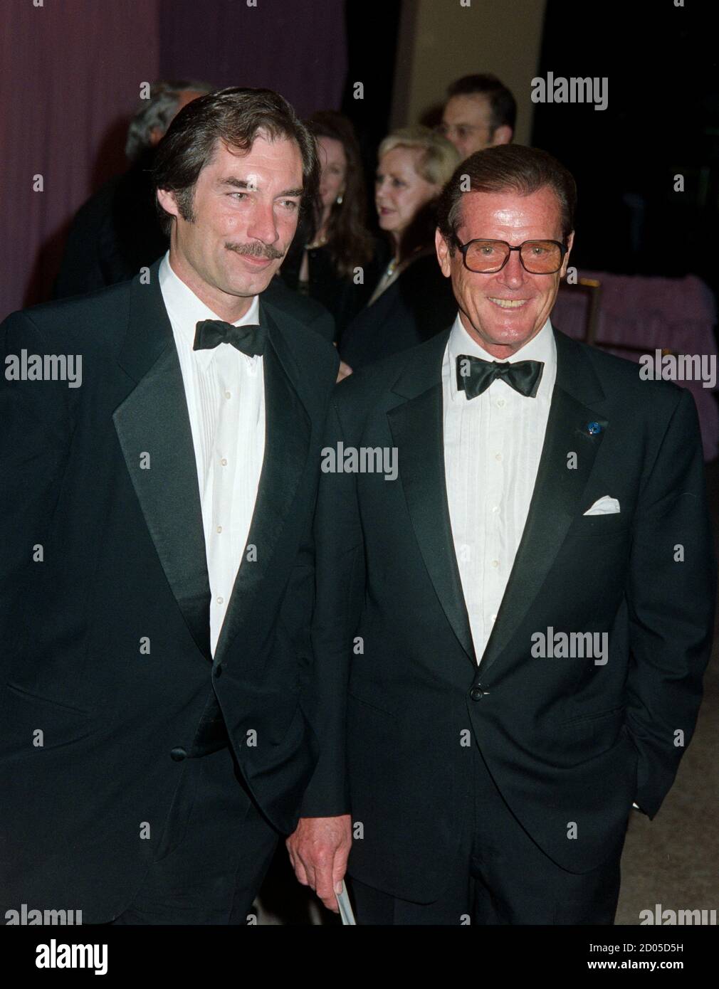 ARCHIVE: LOS ANGELES, CA. 19 avril 1994 : les acteurs Timothy Dalton et Roger Moore à la 70e fête d'anniversaire de Henry Mancini au Pavillon Pauley de l'UCLA. Photo de fichier © Paul Smith/Featureflash Banque D'Images
